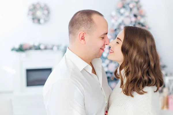 Mec et fille fermé leurs yeux et câlins sur le fond de — Photo