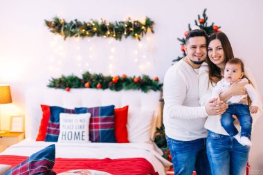 Aileye yakın çekim. Arka plandaki kameraya bakın.