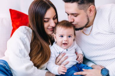 Aile görünüşü ile aile yakınlaşması. Baba oğlunu öpüyor.. 