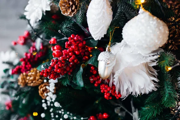 Closeup του χριστουγεννιάτικου δέντρου με όμορφες διακοσμήσεις. — Φωτογραφία Αρχείου