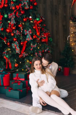 Adam kıza sarılıyor ve öpüyor. Kız kameraya bakar ve...