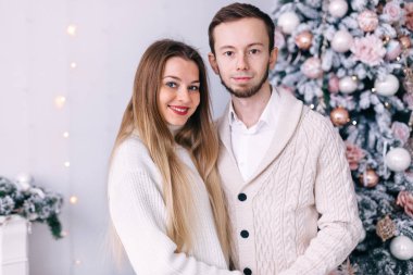 Sakallı bir adam ve çilli bir kız Chris 'e bakıyor.