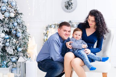 Güzel bir aile Ch 'nin arka planındaki kameraya bakıyor.