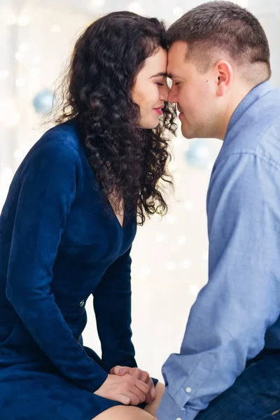 Vrouw en man zitten op de vloer gesloten hun ogen en leun th — Stockfoto