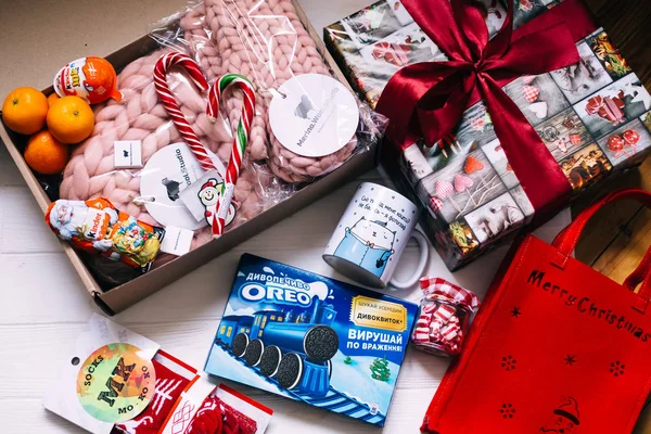A karácsonyi ajándékok csúcsa. meglepetés. édességek és gyümölcsök. — Stock Fotó