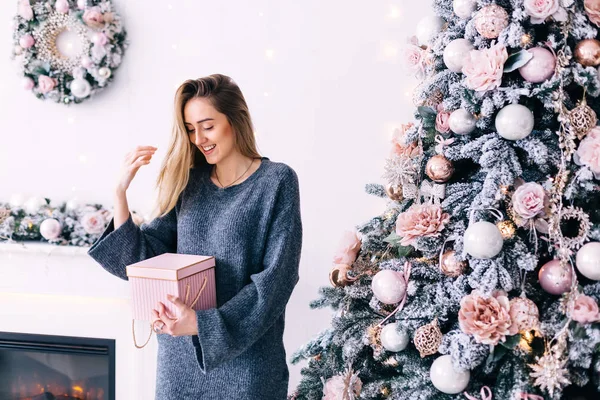 Sesión de fotos en estudio mujer en suéter gris al lado de la navidad tr — Foto de Stock
