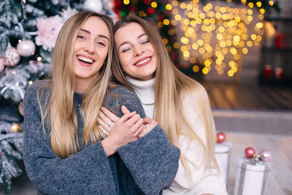 Primo piano di belle ragazze in maglioni a maglia sullo sfondo di — Foto Stock