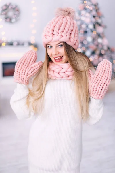Κοντινό πλάνο του κοριτσιού σε λευκό πουλόβερ και ροζ καπέλα, κασκόλ και γάντια — Φωτογραφία Αρχείου