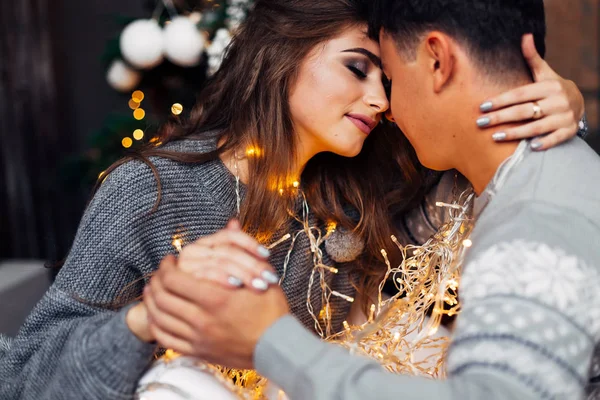 Girl with beautiful makeup and guy closed their eyes and hold ha — Stockfoto