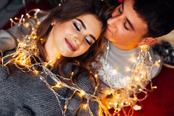 Vista superior da menina fechou os olhos e cara a abraça. casal no amor — Fotografia de Stock