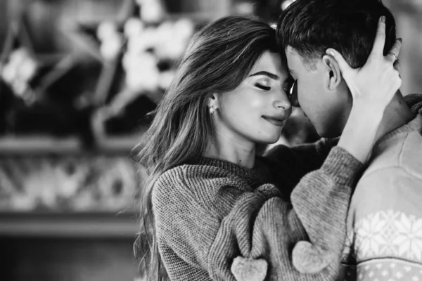 Guy and girl closed their eyes and embraced each other — Stock Photo, Image