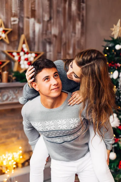 Couple amoureux près de la cheminée et l'arbre de Noël. mec et fille je — Photo