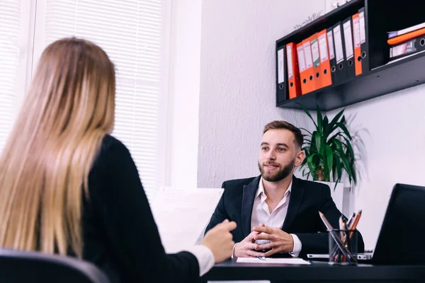 Giovane Uomo Successo Sorridente Alla Donna Dopo Trattative Successo Intervista — Foto Stock