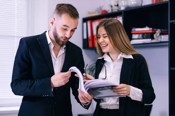 Geschäftsleute Diskutieren Während Eines Informellen Treffens Büro Über Dokumente Und — Stockfoto