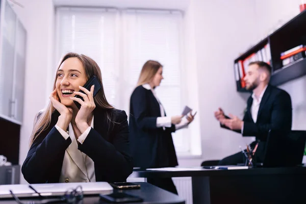 Frau Telefon Lächelt Modernen Büro Kollegen Diskutieren Arbeit Hintergrund — Stockfoto