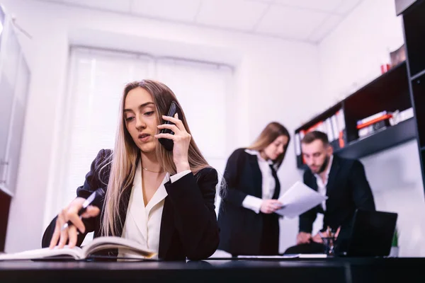 Kurumsal Letişim Kadını Cep Telefonuyla Konuşuyor Meslektaşları Arka Planda Iletişim — Stok fotoğraf