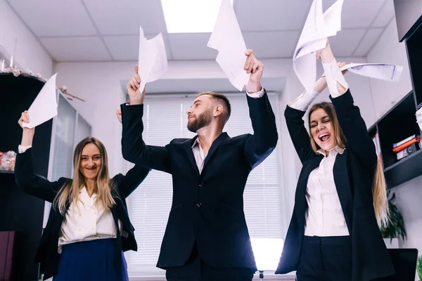 Dipendenti Eccitati Che Ballano Ufficio Festa Del Personale Squadra Positiva — Foto Stock