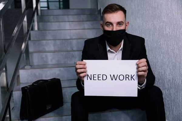 Hombre Negocios Usar Mascarilla Buscar Próximo Trabajo Sentado Las Escaleras —  Fotos de Stock