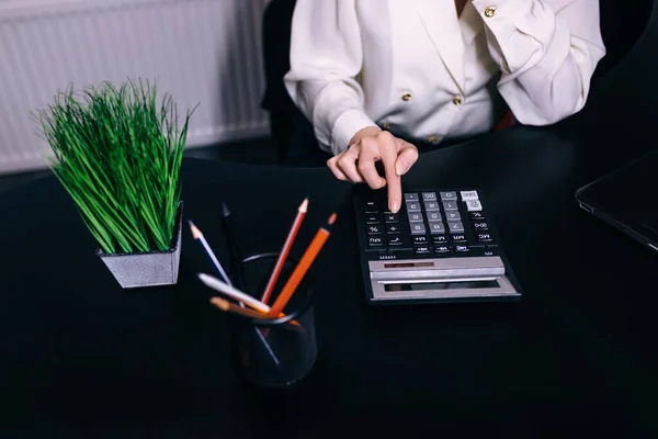 Schreibwarenbedarf Vase Und Weibliche Hände Mit Taschenrechner — Stockfoto