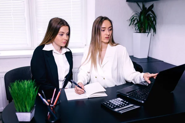 Due Donne Che Analizzano Documenti Mentre Siedono Tavolo Ufficio Dirigenti — Foto Stock