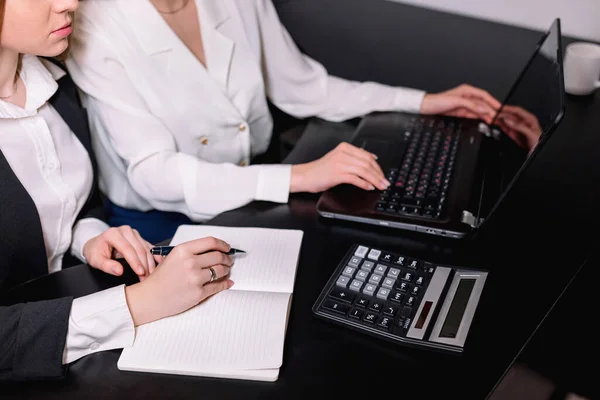 Geschäftsfrauen Die Gemeinsam Büro Laptop Arbeiten Frau Macht Sich Notizen — Stockfoto