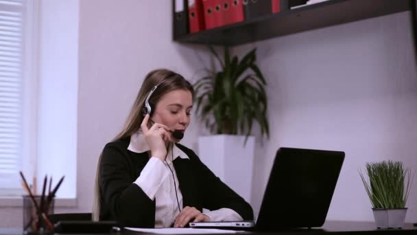 Hermosa Mujer Hablando Una Videoconferencia Línea Con Auricular Con Micrófono — Vídeos de Stock