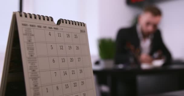桌上的日程表 规划商务会议 从事背景工作的商人 — 图库视频影像