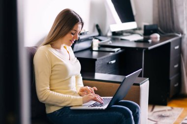 Güzel kız bilgisayar üzerinde çalışıyor. 