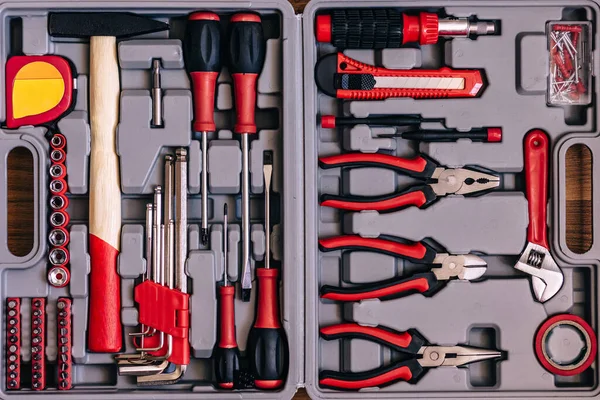 新的正方形黑色工具箱 配有红色工具 顶部视图 — 图库照片