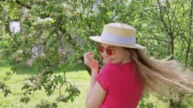 Kız dönüp kameraya bakıyor. Uzun uçan saçlı güzel bir kadın. Yavaş çekim