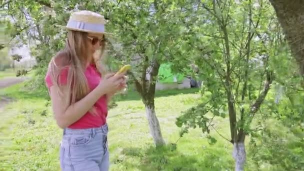 Attraktiv Ung Kvinna Använder Telefon Sommardagen Parken Kom Närmare Bildtext — Stockvideo