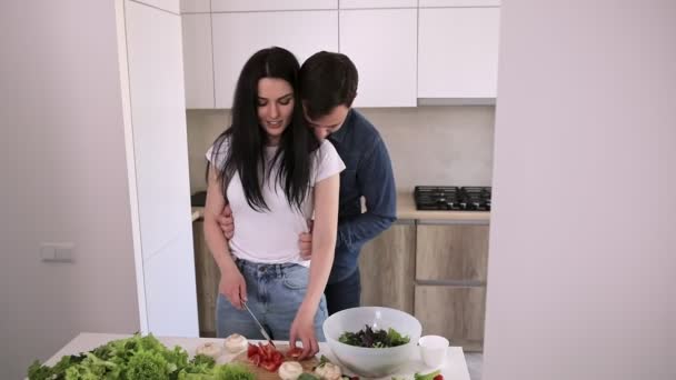 Bailando Pareja Cocina Hombre Abrazando Novia Mientras Ella Está Picando — Vídeos de Stock