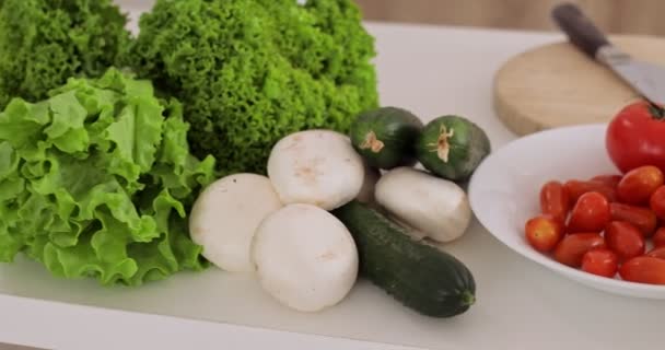 Обзор Свежих Овощей Кухонном Столе — стоковое видео