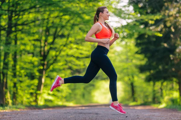 Parkta Koşan Çekici Bir Genç Kız Sağlıklı Yaşam Tarzı Spor — Stok fotoğraf