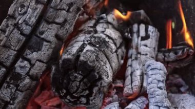 Barbekü ızgarasında yanan kömürlere yakın çekim. Kömür yanmaya başladı. Sıcak kömür ve alev
