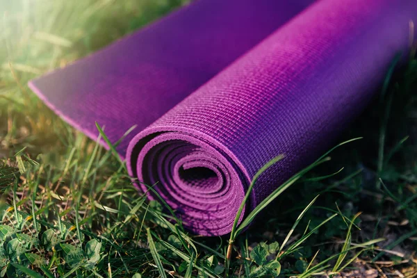 Mat För Yoga Eller Fitness Lila Matta Grönt Gräs Skuggan — Stockfoto