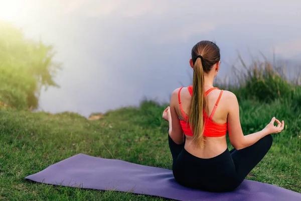 Visão Traseira Mulher Sentada Yoga Mat Prática Lotus Posar Com — Fotografia de Stock