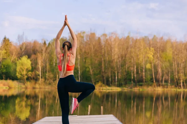 Pose Arbre Femme Athlétique Tenue Sport Serrée Pratiquant Yoga Méditant — Photo