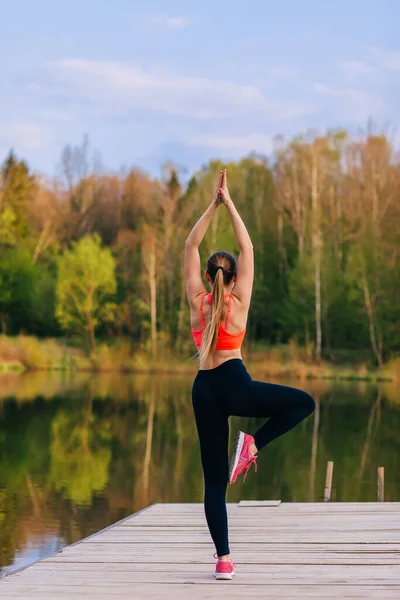 Jeune Femme Travaillant Près Lac Sur Nature Faisant Exercice Yoga — Photo
