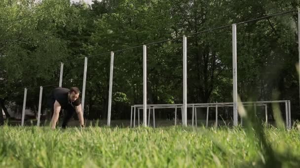 Gewichtsverlust Beim Training Konzentrierter Muskelprotze Freien Auf Dem Spielplatz Liegestütze — Stockvideo