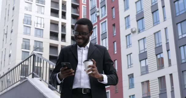 Giovane Uomo Attraente Città Con Suo Cellulare Holding Smartphone Surf — Video Stock