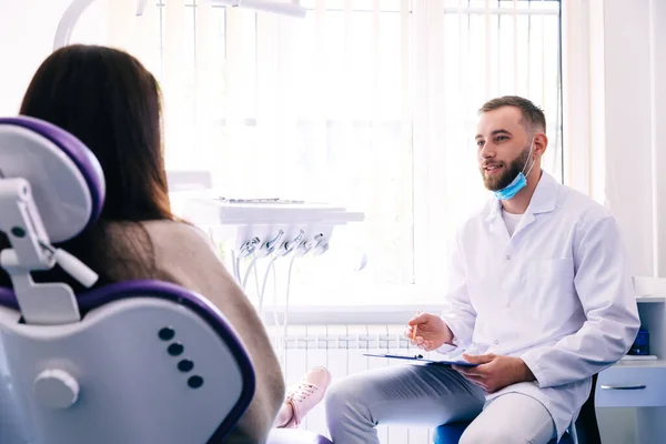 Dentist Doctor Workplace Conducts Patient Survey — Stock Photo, Image