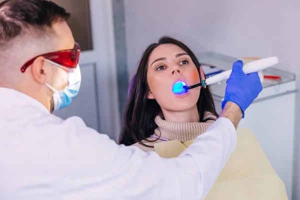 Процедура Отбеливания Зубов Помощью Специального Аппарата Ультрафиолетовой Лампой Пациент Стоматологическом — стоковое фото