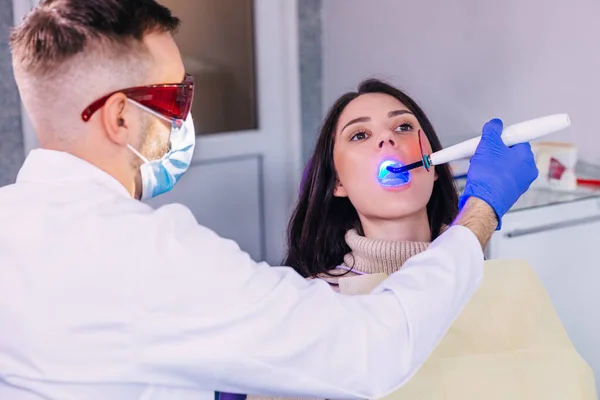 Teeth Whitening Procedure Using Special Apparatus Ultraviolet Lamp Patient Dental — Stock Photo, Image