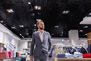 Zarif bir adam mağazada dolaşıyor.