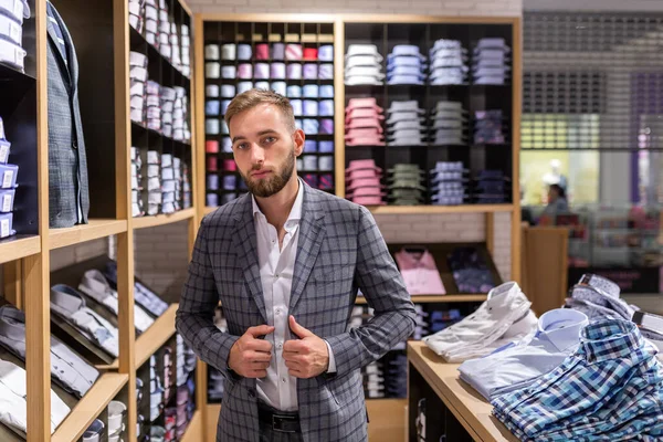 Guapo Elegante Joven Hombre Moda Traje Clásico — Foto de Stock