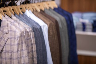 Erkekler için pahalı ve şık takım elbiseler..