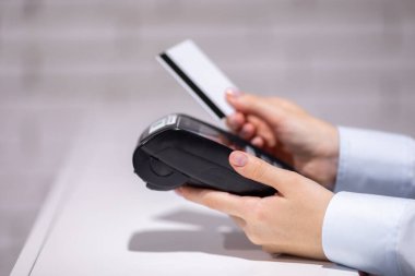 Elektronik ödeme terminali olan kredi kartı