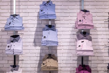 Vitrindeki vitrinde çok renkli erkek gömlekleri.