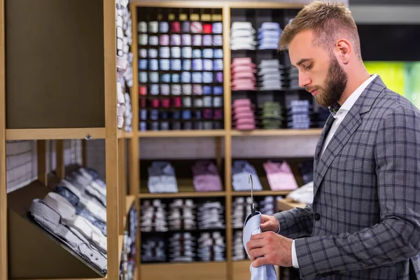 Jovem Homem Segurando Cabide Com Camisa Loja Roupas — Fotografia de Stock